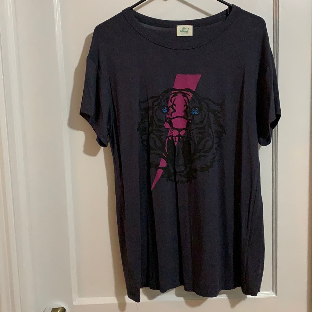 Short sleeve tiger shirt. NWOT